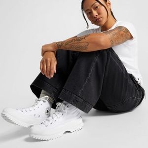 NWT CONVERSE Chuck Taylor All Star Lugged 2.0
WOMEN'S HIGH TOP SHOE